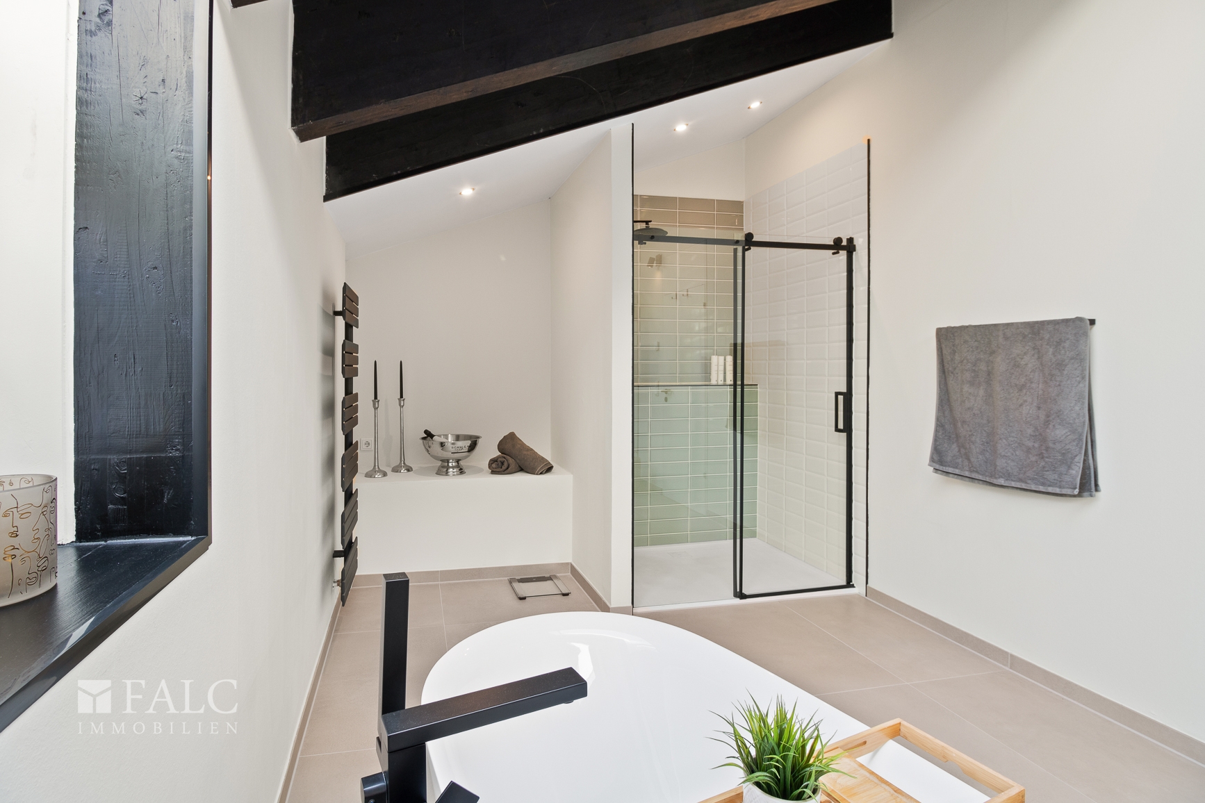 Badezimmer mit Dusche und Wanne